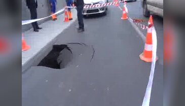 Yol çöktü, trafik aksadı