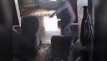 Eve girdi, cüzdanı gasp etti, çekip gitti