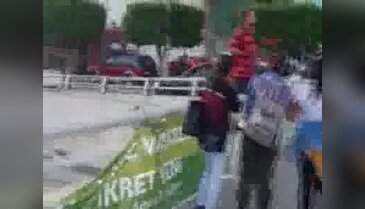 Köprüden atlarken vatandaşlar belinden yakaladı