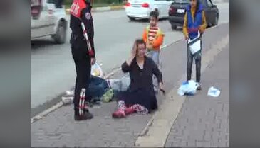 Husumetli olduğu 2 kadını tekme tokat dövüdü