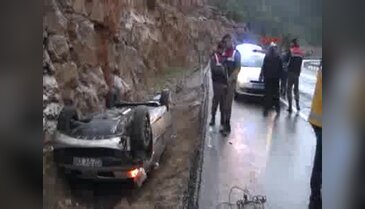 Otomobilde sıkışan yaralıları itfaiye kurtardı