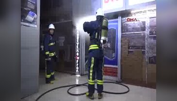 Antalya Elektronik mağazasındaki yangın paniğe neden oldu