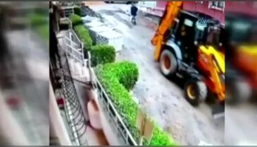 Yol çalışması yapan kepçe yaşlı adamı ezdi