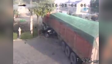 TIR cipi kağıt gibi ezdi