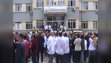 Yılın doktoruna bıçaklı saldırıya tepkili meslektaşları 1 gün iş bıraktı