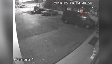 Ankara'da çökme sonucu oluşan çukura park halindeki otomobil düştü
