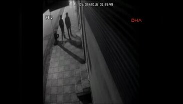 Kaldırım taşı ile kırdıkları işyerini saniyeler içinde soydular