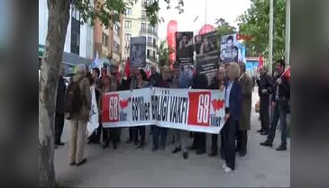 Deniz Gezmiş ve arkadaşlarına Dolmabahçe'de karanfilli anma