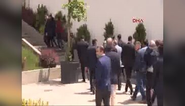Abdullah Gül cami çıkışı sorulara yanıt vermedi