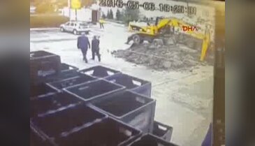 Ankara'da çökme sonucu oluşan çukura park halindeki otomobil düştü - 2