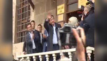 Ağlayan milletvekili Davutoğlu'na eşlik etti