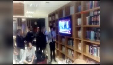 Can Dündar gelişmeleri Tv'den takip ediyor