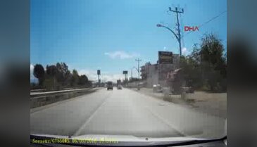 Kamyon devrildi, su damacanaları yola savruldu
