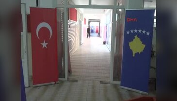 Mehmetçik Kosova'nın en yoğun öğrenci sayısı bulunan okulun sınıflarını onardı
