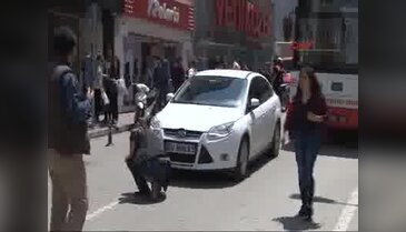 Otomobilini yol ortasına park etti, olay çıkartıp, polisi tehdit etti