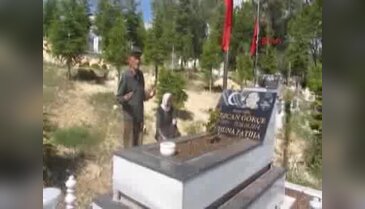 Ermenek'te ölen madencinin annesi, oğlunun fotoğraflarına bakarak hasret gideriyor