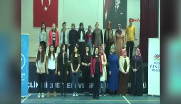 İşaret dili kursiyerlerinden işitme engelli annelere şarkı
