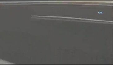 Otomobil motosikletli gençlere böyle çarptı
