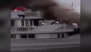 Alevler içindeki tekneden denize atlayarak kurtuldular