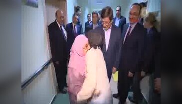 Başbakan Davutoğlu'ndan 'Anneler Günü'nde huzurevi ziyareti