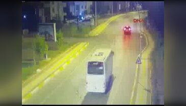 Serik'te otomobille midibüs çarpıştı: 1 ölü - 1