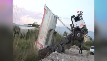 Kamyon şaha kalktı mahsur kalan sürücü kurtarıldı
