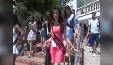 Güzellerin havuz ve sahilde verdiği pozlar nefes kesti