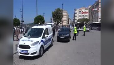 Trafik polislerinden emniyet kemeri takan sürücülere teşekkür