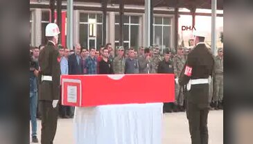 Babasını asker selamıyla uğurladı