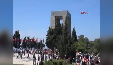 Çanakkale'deki şehitliklerde özçekim tutkusu