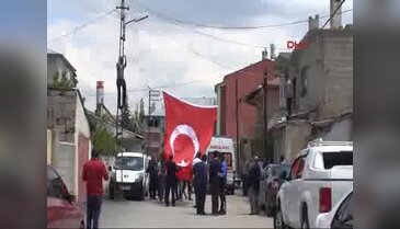 Şehit evine Türk bayrağı asıldı