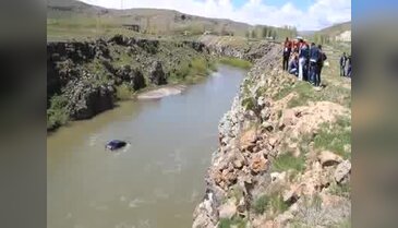 El freni çekilmeyen otomobil çaya uçtu