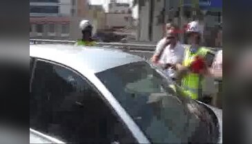 Adana'da kurallara uyan sürücülere karanfil