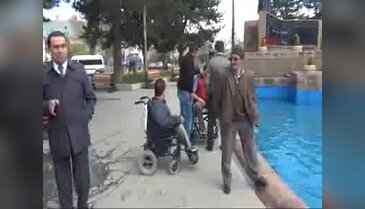 Tekerlekli sandalyeli engelliler Ata'nın huzuruna çıkamadı