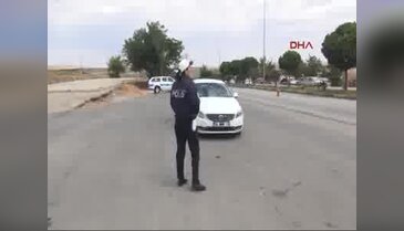 Gaziantep'te polisler sürücülere karanfil dağıttı