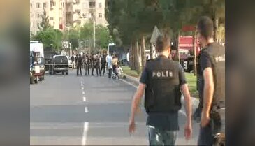 Diyarbakır'da PKK'lı şüphelileri sağlık kontrolüne götüren polis aracına bombalı saldırı