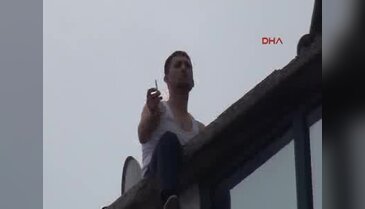 Çatıya çıkan alkollü gençleri izlediler