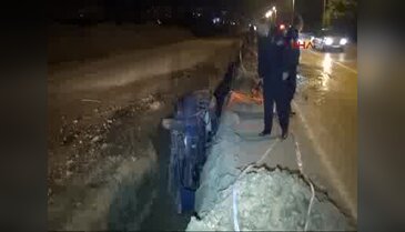 Bursa'da kanala uçan araçta iki kişi sıkıştı
