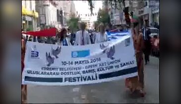 Erdemit'te barış ve dostluk mesajları verilen festival