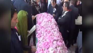 İşadamı Şevket Demirel güllerle uğurlandı