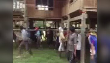 Komşularının evini omuzlarında taşıdılar