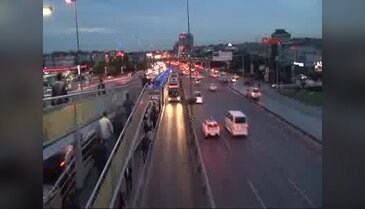 Seyyar satıcıları kovalayan polise metrobüs çarptı