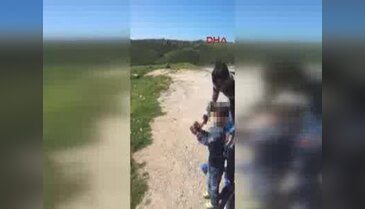 Küçük çocuğuna tabanca verip ateş ettirdi