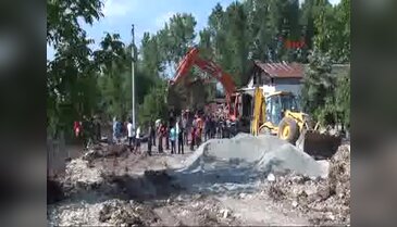 Kanalın içinde toprağa gömüldü