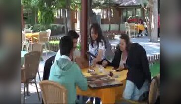 Çay bahçesinin engelsiz çalışanları