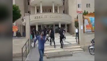 LGBTİ afişini yırtan doktor hakkında suç duyurusu