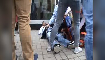 Yüksek sesle konuşan iki genci vurdu