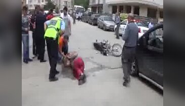 Bursa'da kasksız motosiklet sürücüsü kazada yaralandı