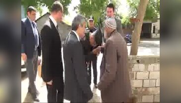 Bursa'da iki polisin arasında selam veren dedeyi duygulandıran hediye
