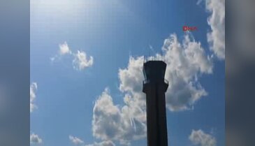 Uçak binlerce kişinin gözleri önünde yere çakıldı